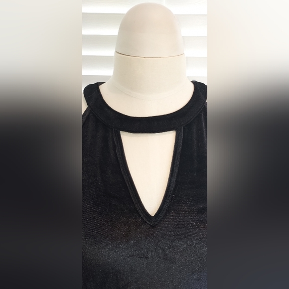 Torrid Black Velvet Peplum Sleeveless V Peep Hole Shirt NWT - Picture 5 of 6